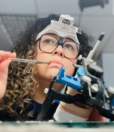 Sara Aida trabajando en laboratorio dental
